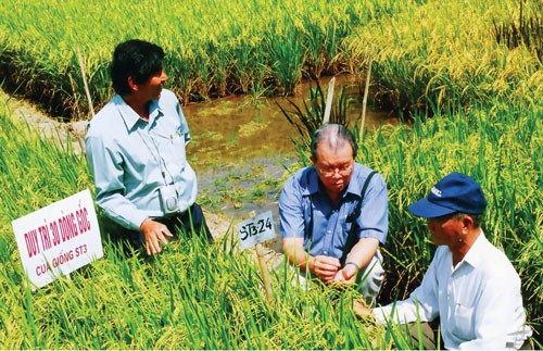 
Giáo sư Võ Tòng Xuân (giữa). Ảnh: Tiếp Thị Thế Giới
