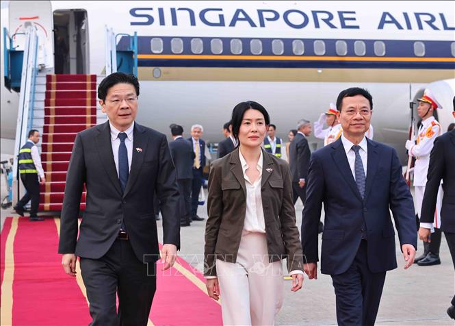 Thủ tướng Singapore tới Hà Nội, bắt đầu thăm chính thức Việt Nam