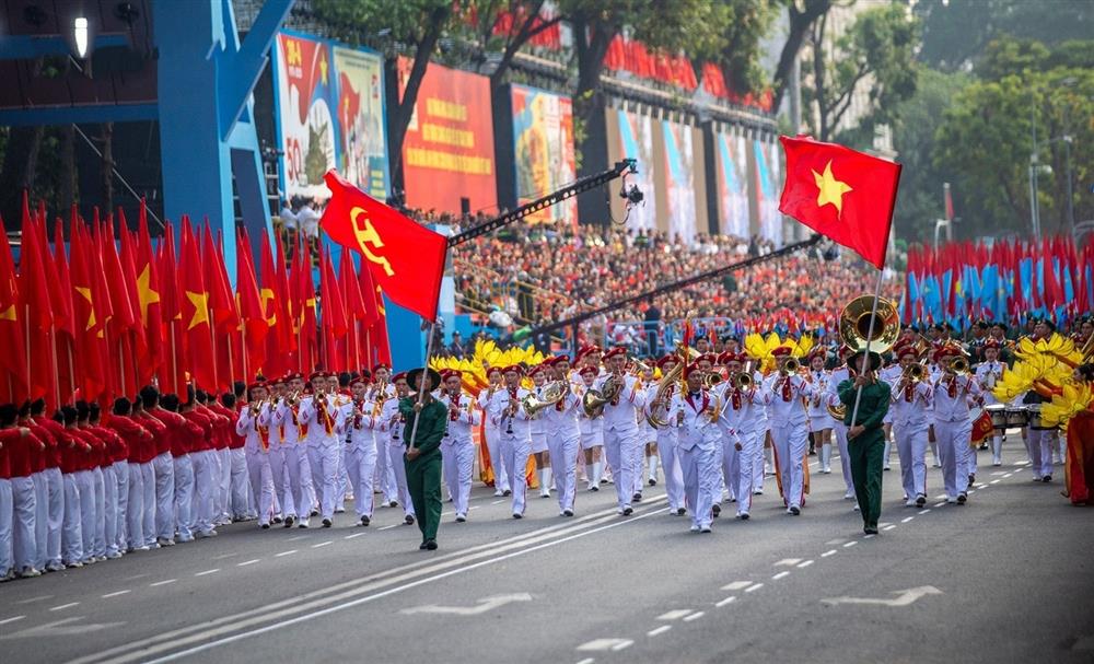 Tiết mục văn nghệ t&aacute;i hiện lại chiến dịch Hồ Ch&iacute; Minh, qu&acirc;n giải ph&oacute;ng tiến thẳng v&agrave;o S&agrave;i G&ograve;n tại lễ kỷ niệm 50 năm ng&agrave;y Giải ph&oacute;ng miền Nam, thống nhất đất nước, s&aacute;ng 30/4/2025. Ảnh: Văn Dũng