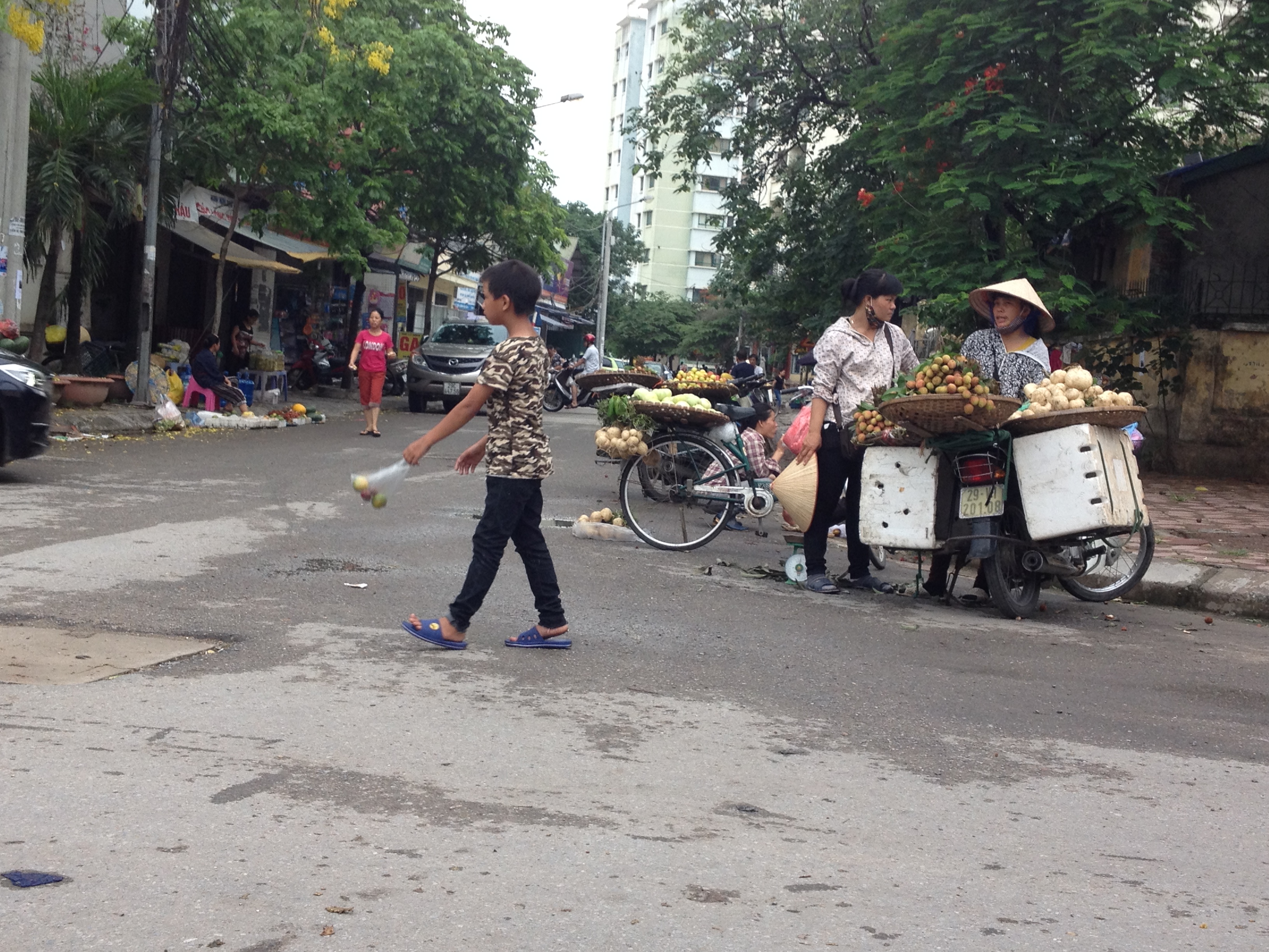 Hà Nội :  Người dân vẫn phải đi dưới lòng đường sau chiến dịch đòi lại vỉa hè
