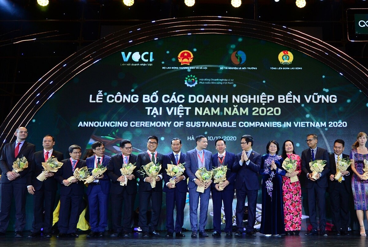 Lễ c&ocirc;ng bố doanh nghiệp ph&aacute;t triển bền vững của VCCI
