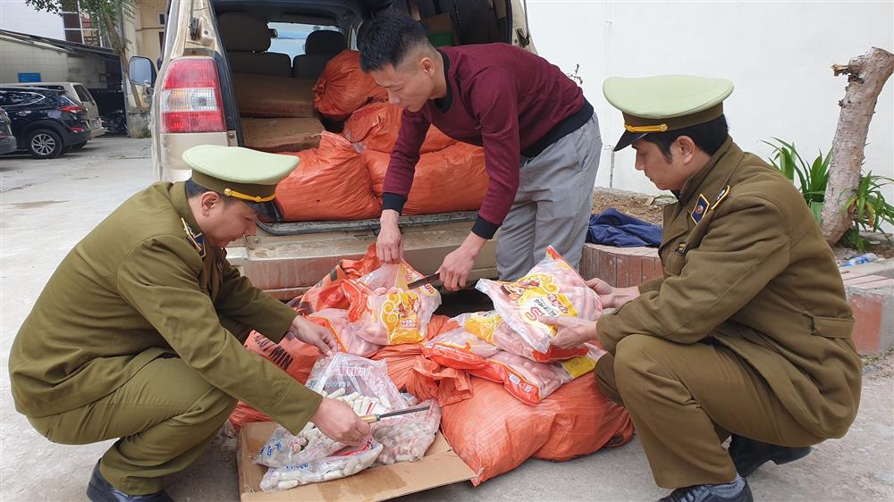 Lạng Sơn: Thu giữ gần 500kg xúc xích và chả cá nhập lậu 