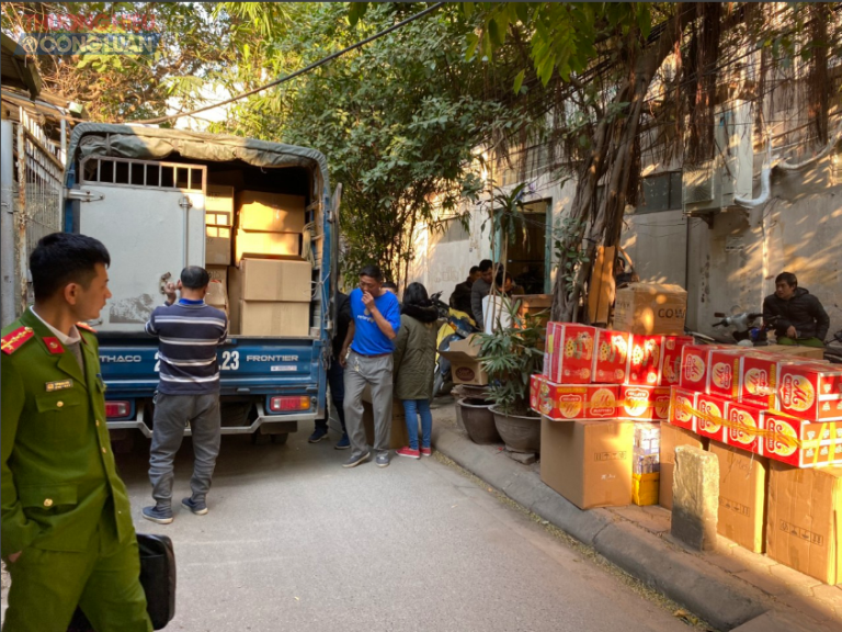 Tạm giữ lô hàng hóa của Công ty CP Âu Việt Phát do không xuất trình được hóa đơn