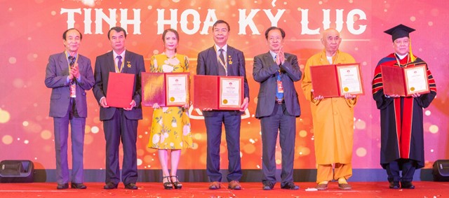 Gốm Đất Việt được trao tặng kỷ niệm chương “ Tinh hoa kỷ lục”