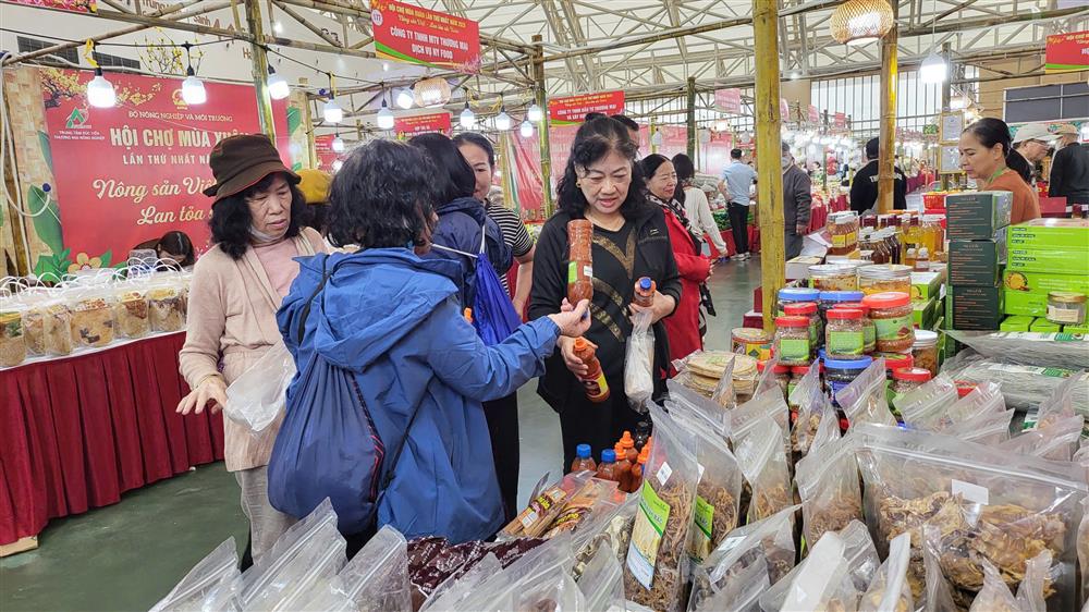 Du xuân, mua sắm đầu năm: Thị trường Mùng 2 Tết Bính Ngọ 2026 ổn định, giá không biến động