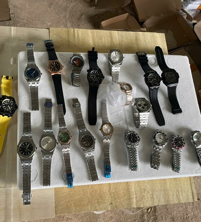 Hải quan ngăn chặn lô hàng đồng hồ “nhái” thương hiệu đắt tiền quá cảnh qua biên giới