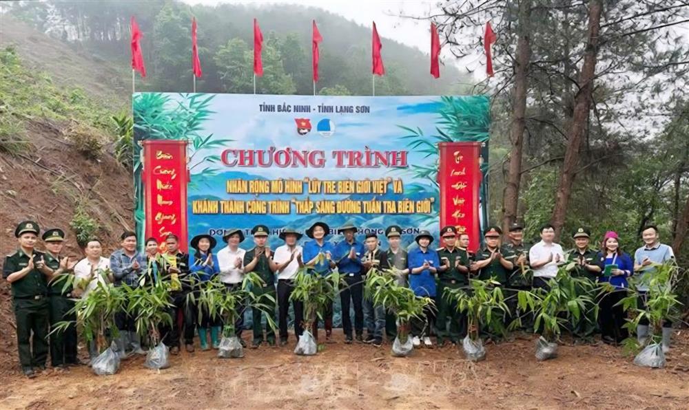 C&aacute;n bộ, chiến sĩ Đồn Bi&ecirc;n ph&ograve;ng Ba Sơn, Tỉnh đo&agrave;n Lạng Sơn v&agrave; Đo&agrave;n Thanh ni&ecirc;n x&atilde; Ba Sơn triển khai chương tr&igrave;nh &ldquo;Lỹ tre bi&ecirc;n giới Việt&rdquo; năm 2026. 