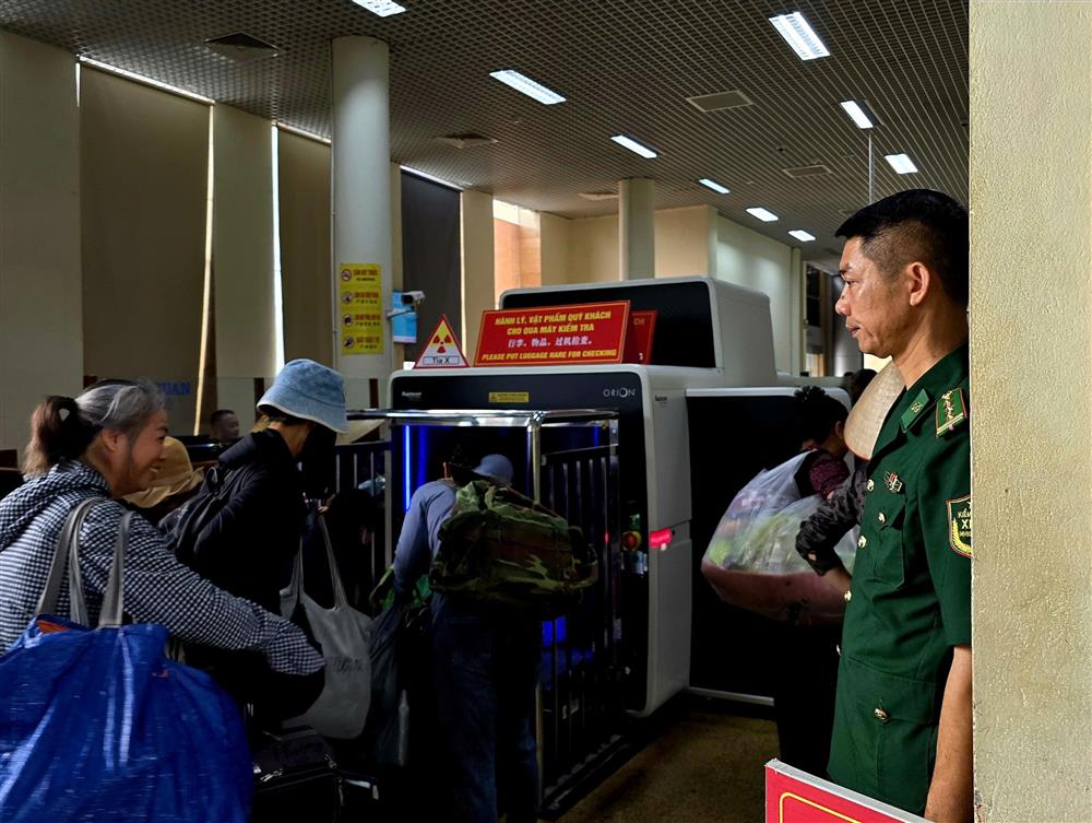 Tại c&aacute;c vị tr&iacute; kiểm so&aacute;t thủ tục cũng như khu vực soi chiếu h&agrave;nh l&yacute;, t&aacute;c phong l&agrave;m việc của những chiến sĩ Bắc Lu&acirc;n lu&ocirc;n đạt độ chuẩn x&aacute;c cao.