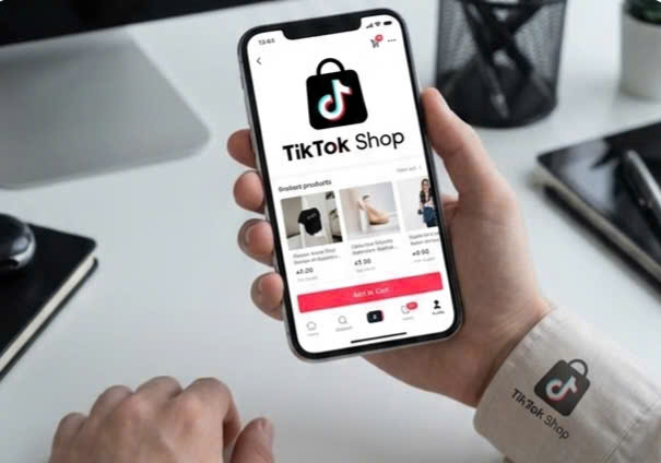 Sự b&ugrave;ng nổ của m&ocirc; h&igrave;nh "Shoppertainment" kết hợp giữa giải tr&iacute; v&agrave; thương mại điện tử đ&atilde; đưa TikTok Shop trở th&agrave;nh một trong những nền tảng b&aacute;n h&agrave;ng trực tuyến c&oacute; tốc độ tăng trưởng nhanh nhất tại Việt Nam. (Ảnh do tr&iacute; tuệ nh&acirc;n tạo tạo dựng)