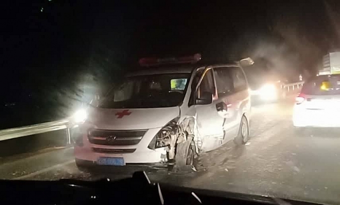 Xe cứu thương “đối đầu” xe taxi, hai tài xế may mắn thoát nạn