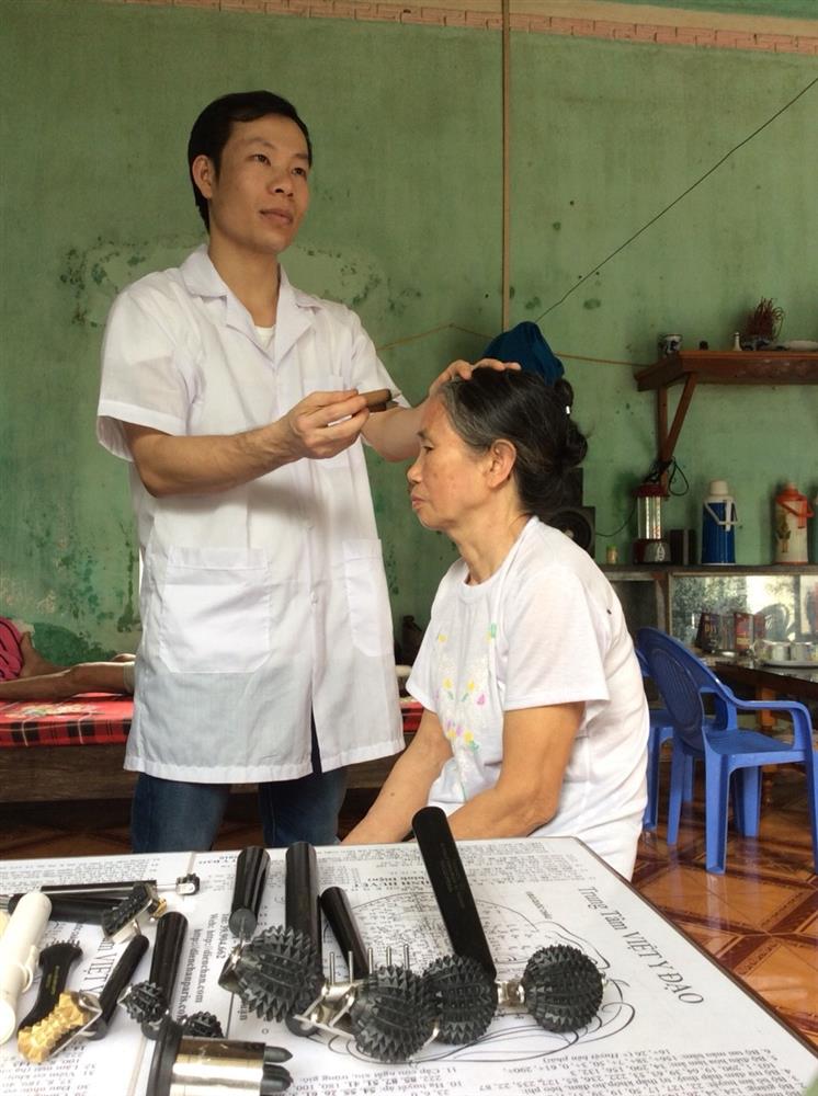 Lương y Lê Thanh Hải đang chữa bệnh cho bệnh nhân