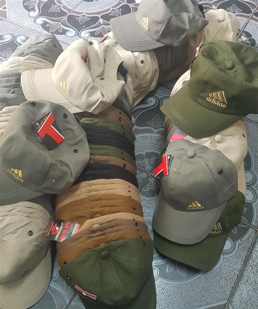 Đội Quản lý thị trường số 4 kiểm tra, tạm giữ 250 mũ lưỡi trai giả mạo hiệu Adidas