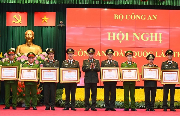Công an Nghệ An vinh dự được Chính phủ tặng Cờ thi đua xuất sắc trong phong trào thi đua 