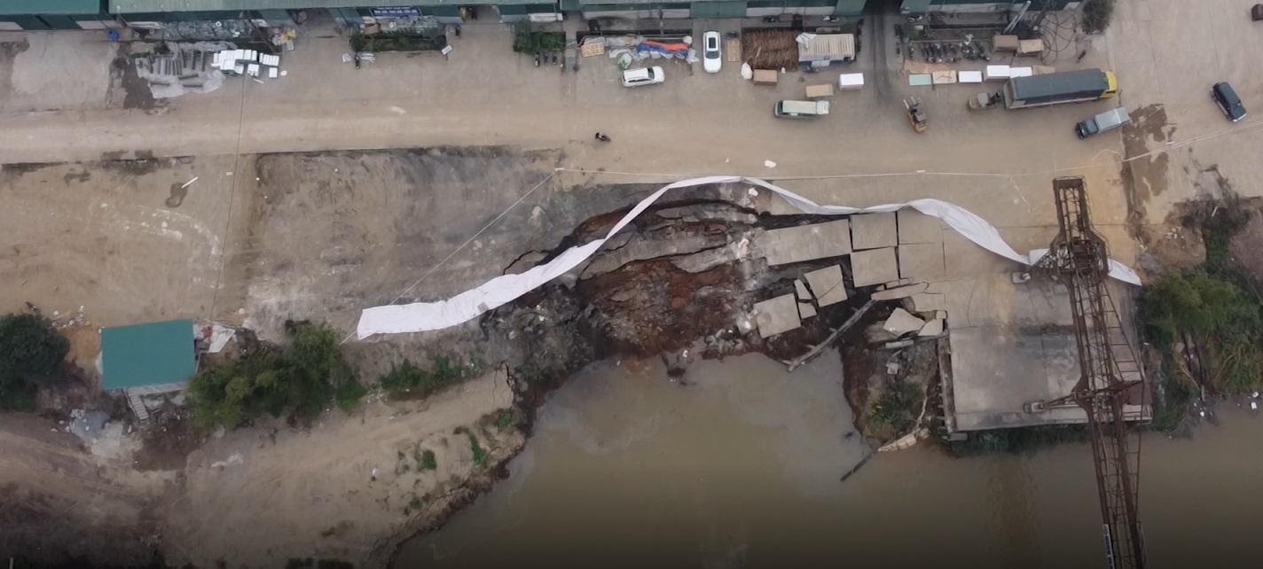 Sạt lở nghiêm trọng tại cảng Hồng Vân (Hà Nội), phải chăng do nạo vét quá đà ?