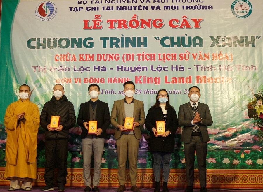 Tạp ch&iacute; T&agrave;i nguy&ecirc;n v&agrave; M&ocirc;i trường trồng 1005 c&acirc;y xanh tại ch&ugrave;a Kim Dung, H&agrave; Tĩnh