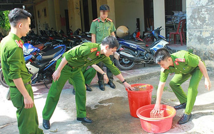 Lấy gạch tiêu hủy pháo: 3 cán bộ thi hành án, 1 cảnh sát bị thương