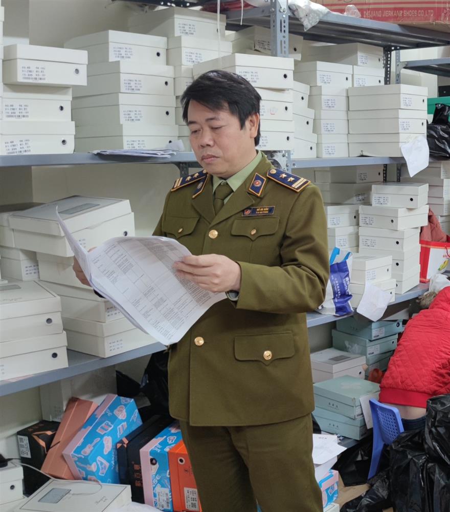 Lào Cai: Hơn 2.000 đôi giầy dép nhập lậu chuẩn bị tung ra thị trường