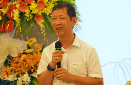 Ông Trần Vũ Lê than vừa bị cháy một xưởng mất vài trăm tỷ đồng nay lại không có nguyên liệu sản xuất. Ảnh: Viễn Thông