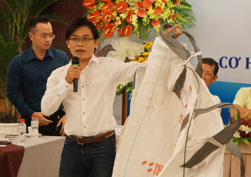 Một đại diện doanh nghiệp cầm loại bao nhựa đang được liệt vào chất thải cấm nhập khẩu. Ảnh: Viễn Thông