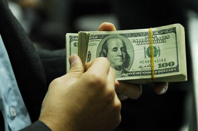 
Trong khi giá USD tại các ngân hàng bám sát giá trần quy định, thì giá USD trên thị trường tự do lại liên tục leo thang và đã vượt mốc 23.600 VND/USD.
