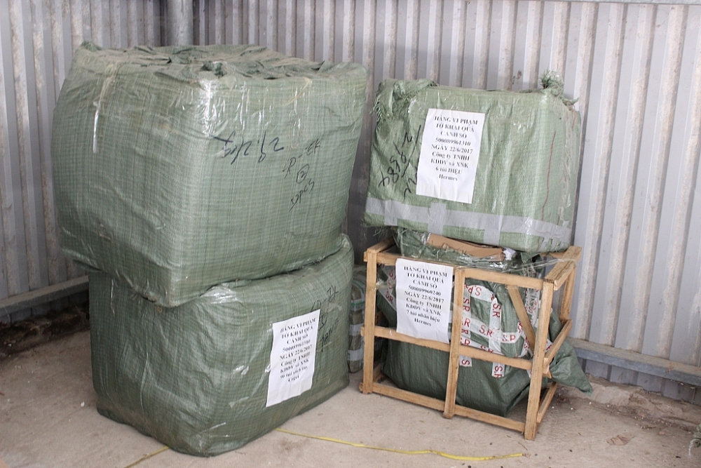 Hải quan Cốc Nam thu giữ 365 sản phẩm hàng gia dụng