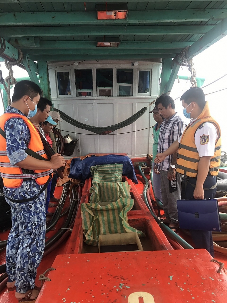 Cảnh sát biển bắt giữ tàu chở 100.000 lít dầu DO không có hóa đơn chứng từ