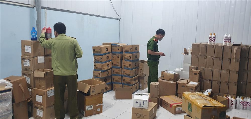 QLTT Hưng Yên tạm giữ hơn 7.000 sản phẩm hàng hóa có dấu hiệu nhập lậu để xác minh làm rõ