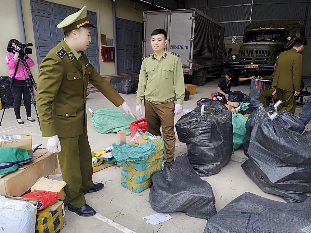 Bắt giữ xe ô tô vận chuyển số lượng lớn hàng lậu đi tiêu thụ