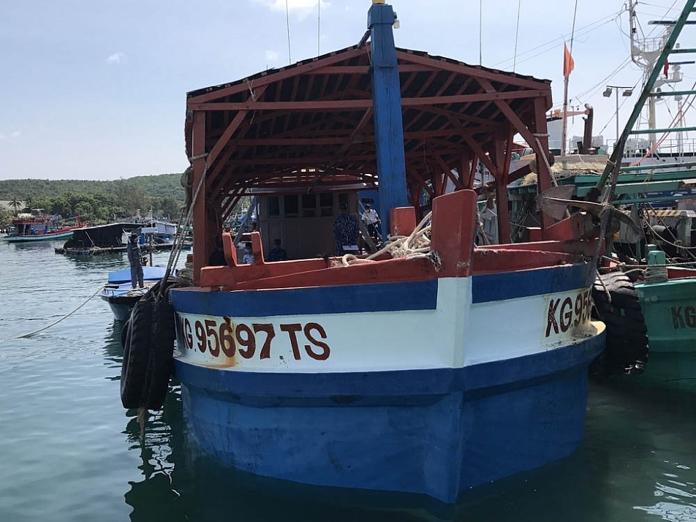 Cảnh sát biển bắt giữ tàu vận chuyển dầu DO không rõ nguồn gốc