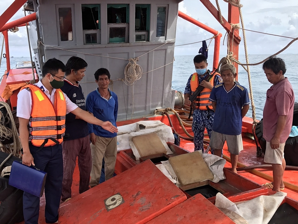 Cảnh sát biển bắt tàu vận chuyển 70.000 lít dầu trái phép trên biển