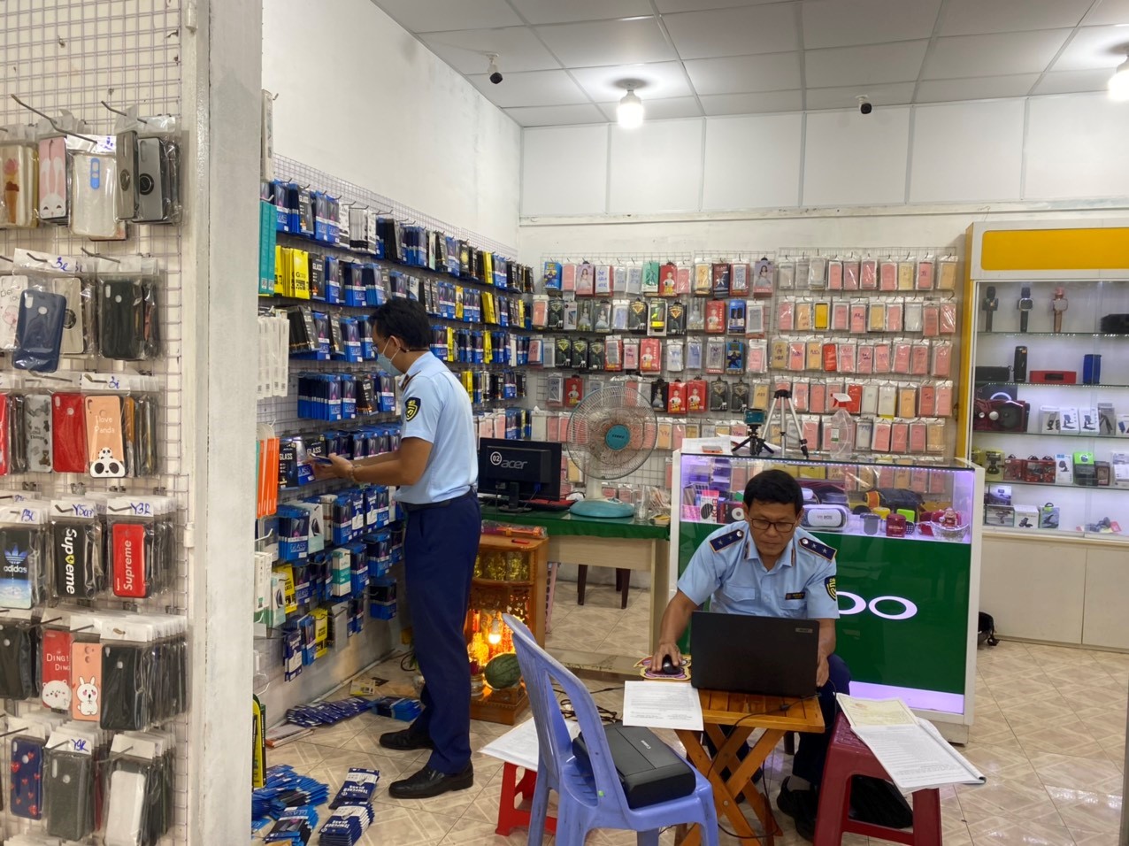 Bình Thuận: Tạm giữ 1.500 sản phẩm phụ kiện điện thoại không có hóa đơn, chứng từ 