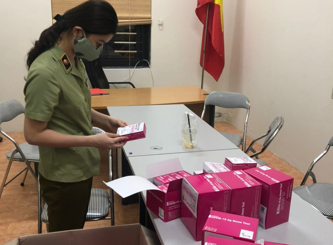 Hà Nội: Phát hiện xe ô tô chở 800 bộ test nhanh Covid-19 không rõ nguồn gốc