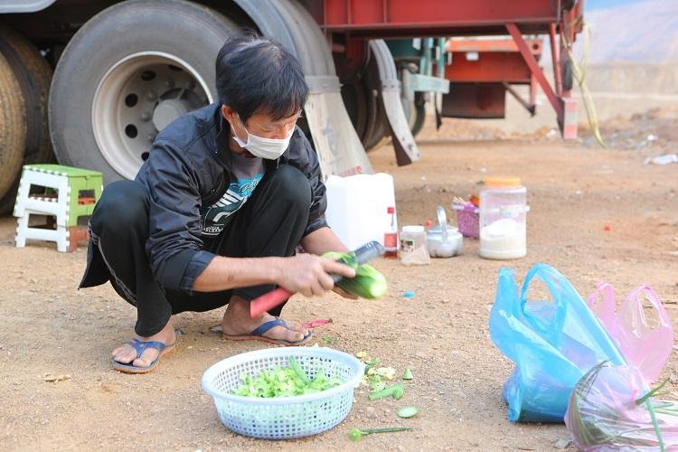 Hàng nghìn tài xế vạ vật sống qua ngày tại cửa khẩu Lạng Sơn khẩn thiết đợi thông quan - 3