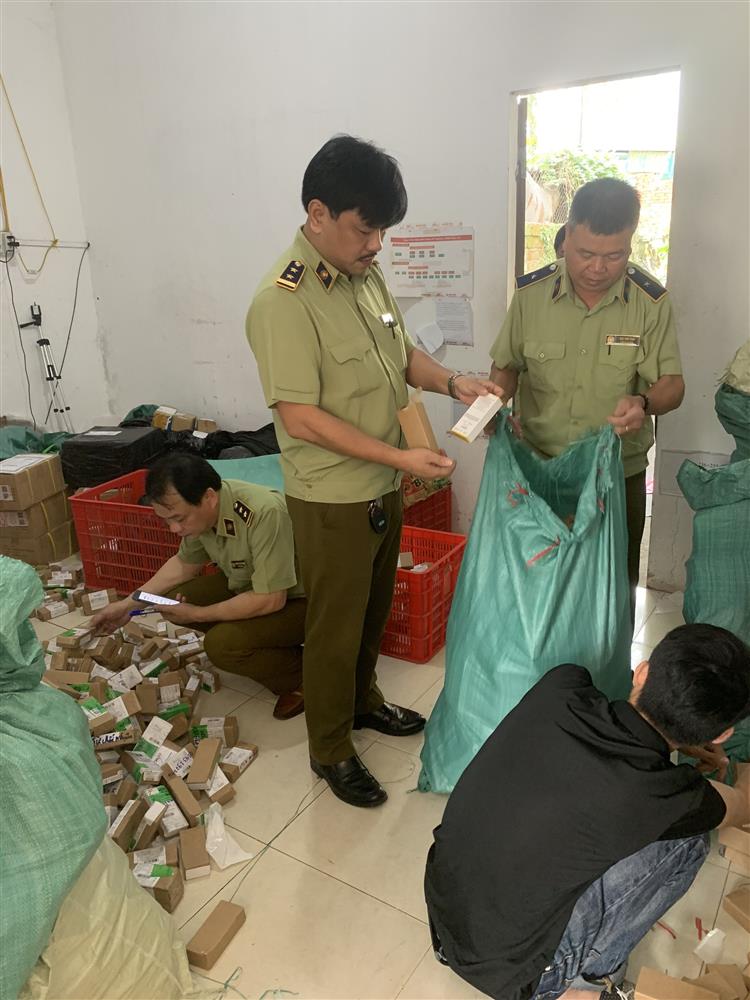 Hà Tĩnh: Phát hiện số lượng lớn nước hoa có dấu hiệu giả mạo nhãn hiệu