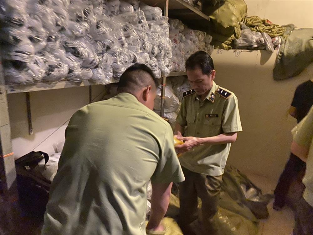 QLTT Quảng Ninh: Thu giữ gần 1.000 đôi giày giả mạo nhãn hiệu Converse