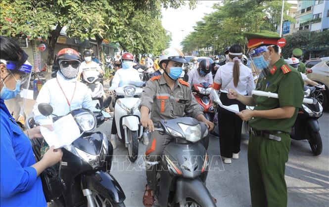 COVID-19: Hà Nội bắt đầu triển khai việc kiểm tra giấy tờ đối với người dân lưu thông