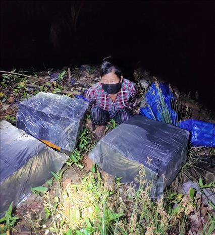 Kiên Giang: Mật phục, bắt quả tang vụ vận chuyển 1.800 gói thuốc lá lậu