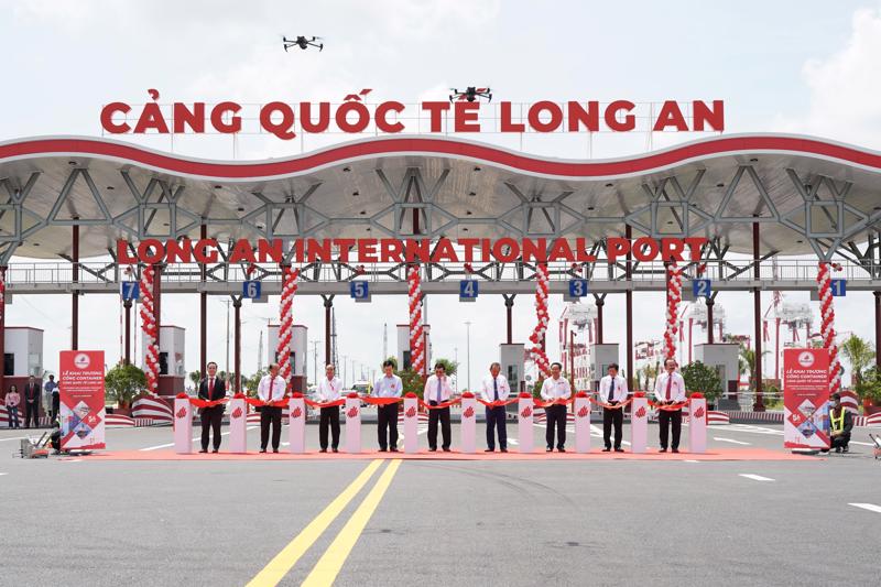 Cảng Long An hợp long hệ thống cầu cảng và khai trương dịch vụ khai thác hàng container
