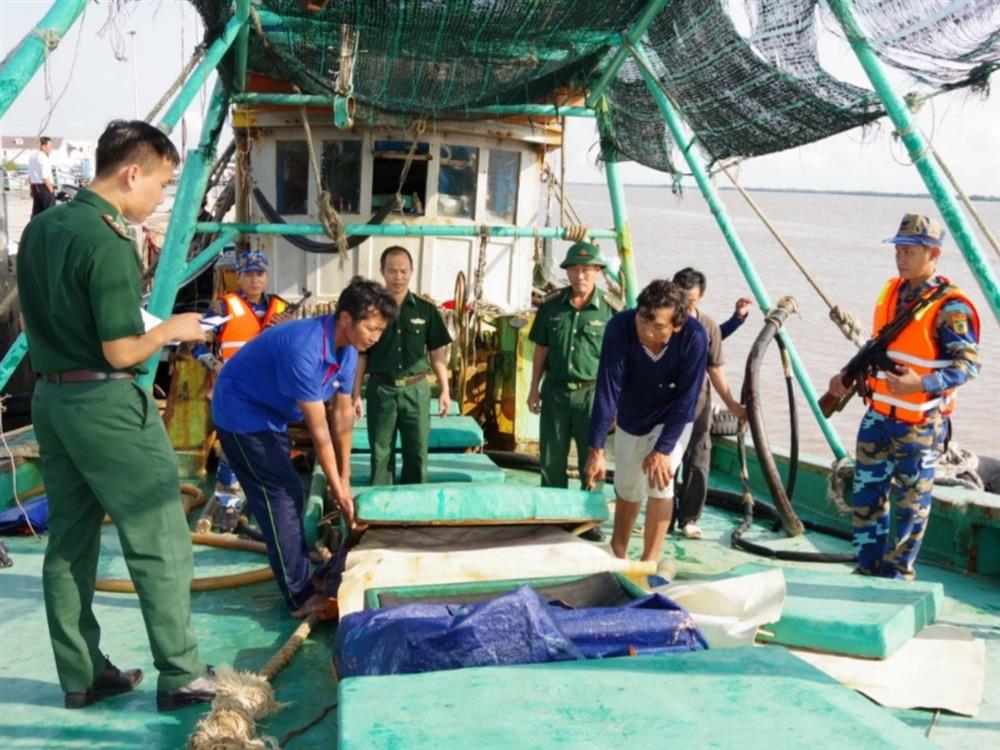 Bộ đội Biên phòng Sóc Trăng: Bắt giữ phương tiện khai thác thủy sản, vận chuyển 40.000 lít dầu DO không rõ nguồn gốc