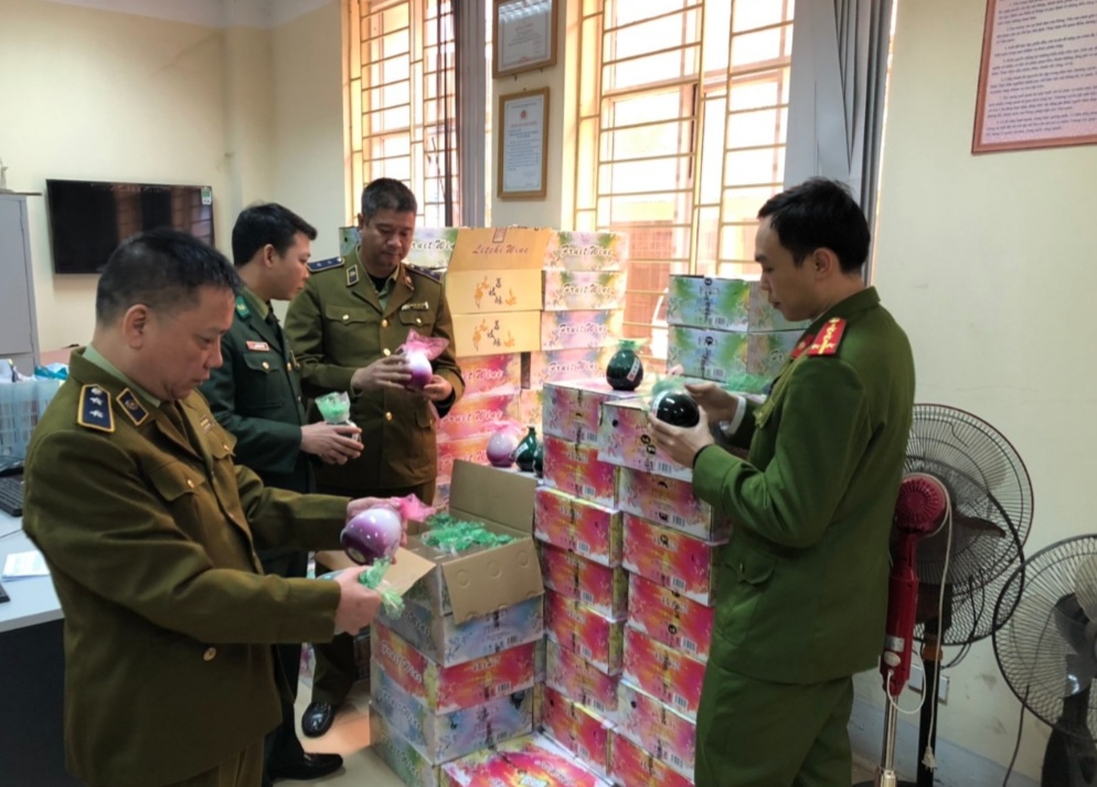 Cục QLTT tỉnh Lào Cai tạm giữ gần 1.100 lọ rượu trái cây nhập lậu